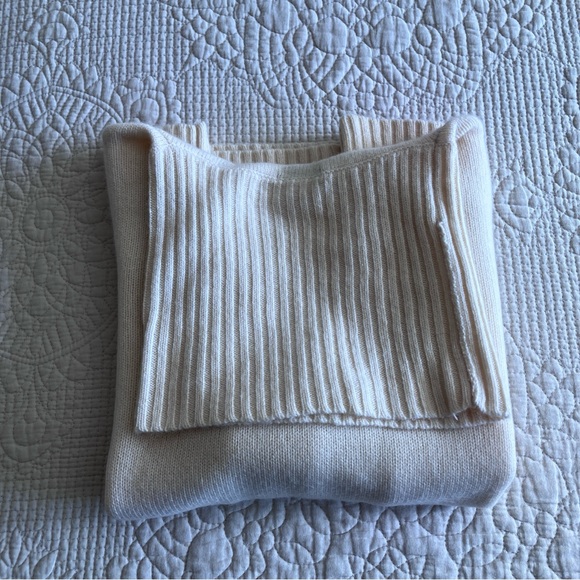 Like New Theory eggshell cashmere turtleneck sweater w/short sleeves - Picture 9 of 11